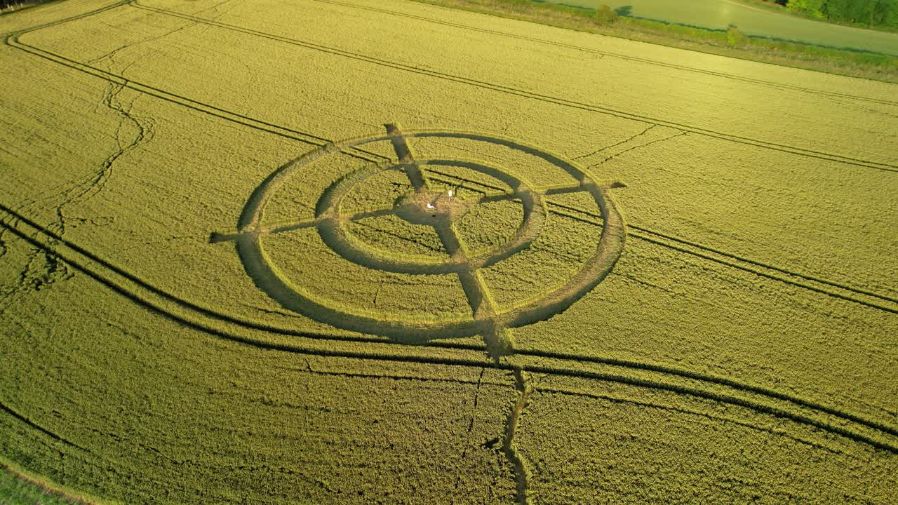 농촌 잔디 농업 초원 조감도 수확 위의 왼쪽 궤도에있는 hackpen 언덕 이상한 미스터리 서클 기호