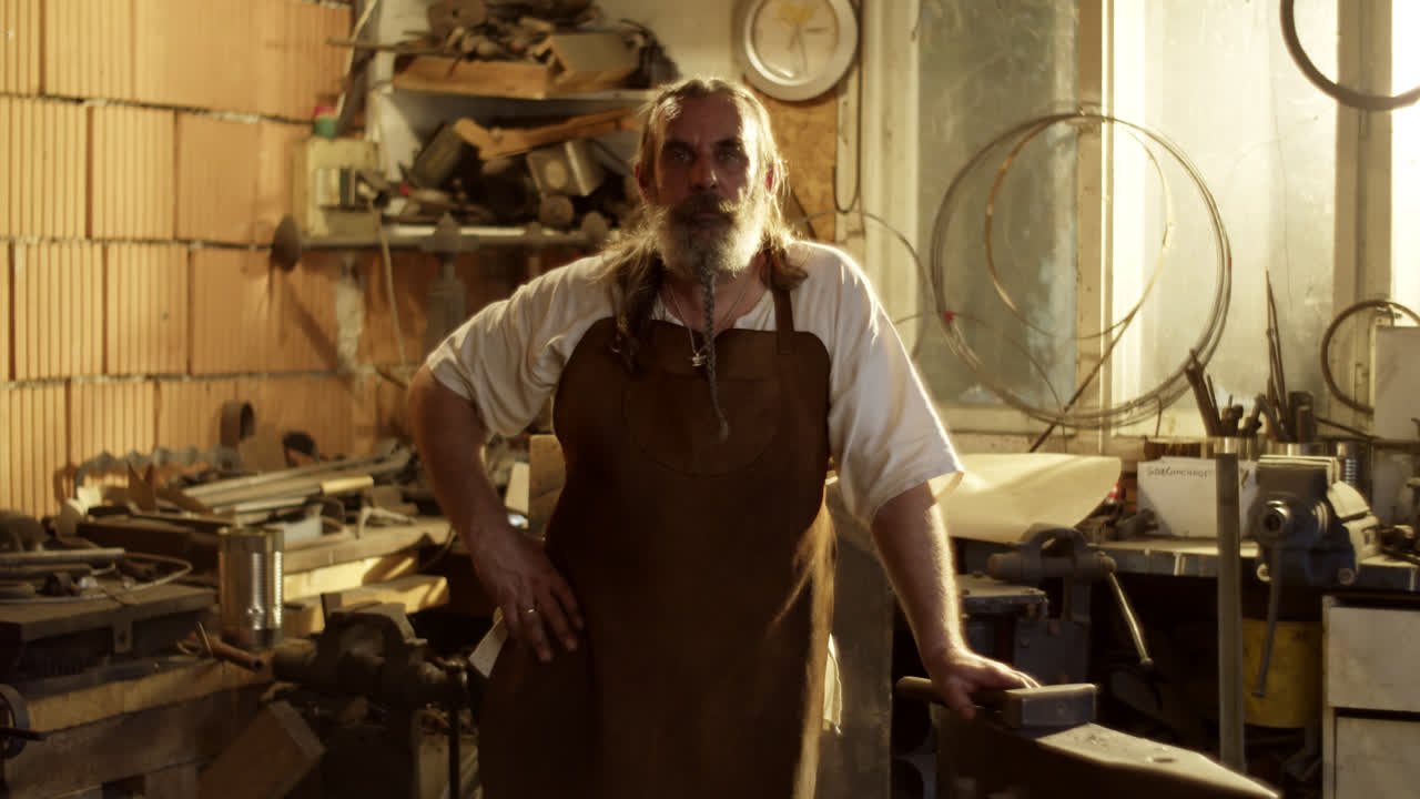 el herrero en su taller