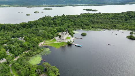 Atemberaubende-Aussicht-Auf-Ross-Castle-In-Killarney