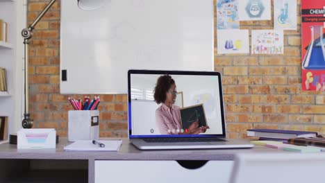 Während-Eines-Videoanrufs-Wird-Eine-Lehrerin-Gemischter-Abstammung-Auf-Dem-Laptop-Bildschirm-Angezeigt