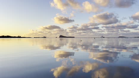 美しい夕暮れの景色 ガナーズ・クォイン島 海から見ると 空と雲が 輝く海の水に反射しています