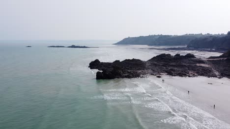 Menschen-Am-Martin-Beach-In-Der-Bretagne,-Frankreich-Bei-Ebbe