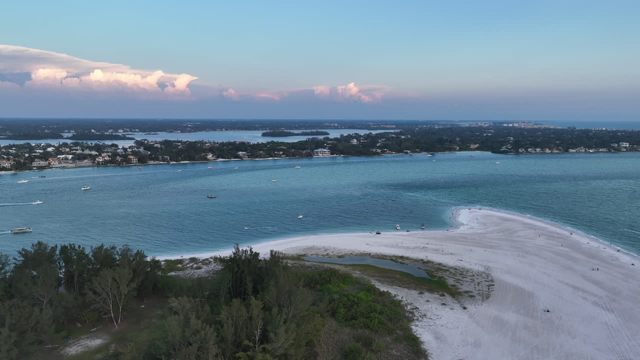 인구 가 많은 해변 에 있는 해 가 지는 공기