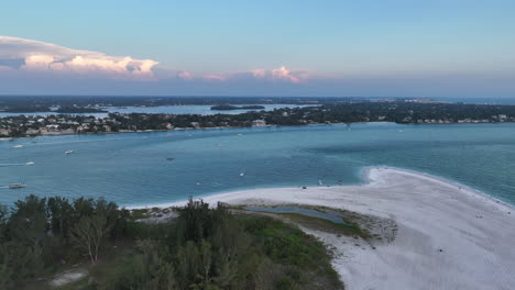 Antena-Al-Atardecer-En-Una-Playa-Poblada.