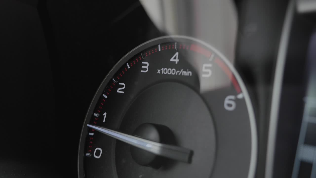 4k에서 움직이는 자동차 스피도미터의 긴장.