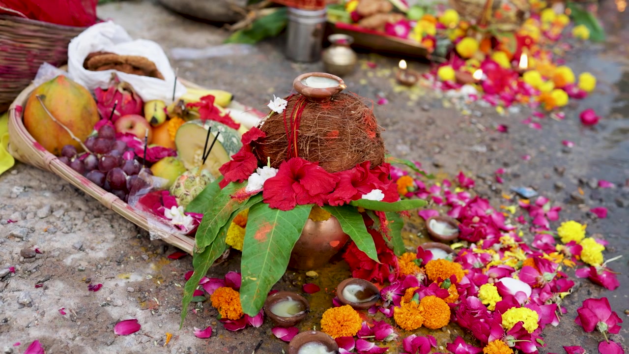 Offerta per festival indù con Diyas, fiori freschi, frutta e oggetti sacri per la Puja in occasioni sacre, scattata durante la celebrazione della santa Chhath Puja.