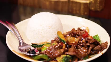 sizzling beef served with steamed white rice