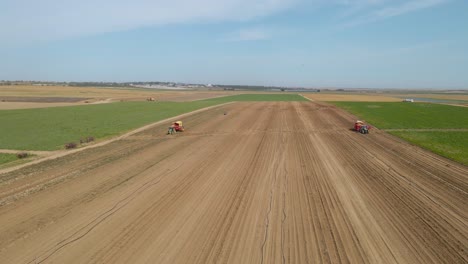 Toma-Aérea-De-La-Cosecha-Con-Drones-Inclinados-En-El-Campo-Del-Distrito-Sur-En-Sdot-Negev,-Israel