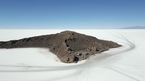 Incahuasi-island-in-the-center-of-the-Salar,-Bolivia,-Bolivian-landscape