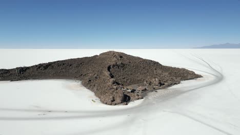 isla incahuasi en el centro del salar, bolivia, paisaje boliviano