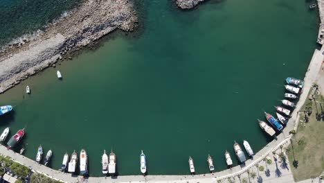 Wenige-Boote-Im-Hafen