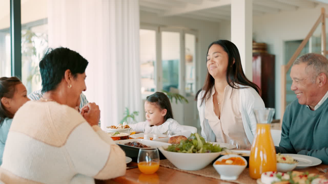 추수감사절, 음식, 그리고 가족을 섬기는 여자