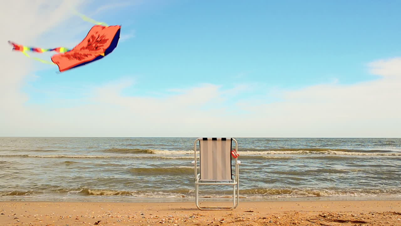 Sdraio in spiaggia, il mare e un aquilone. L'estate in riva al mare