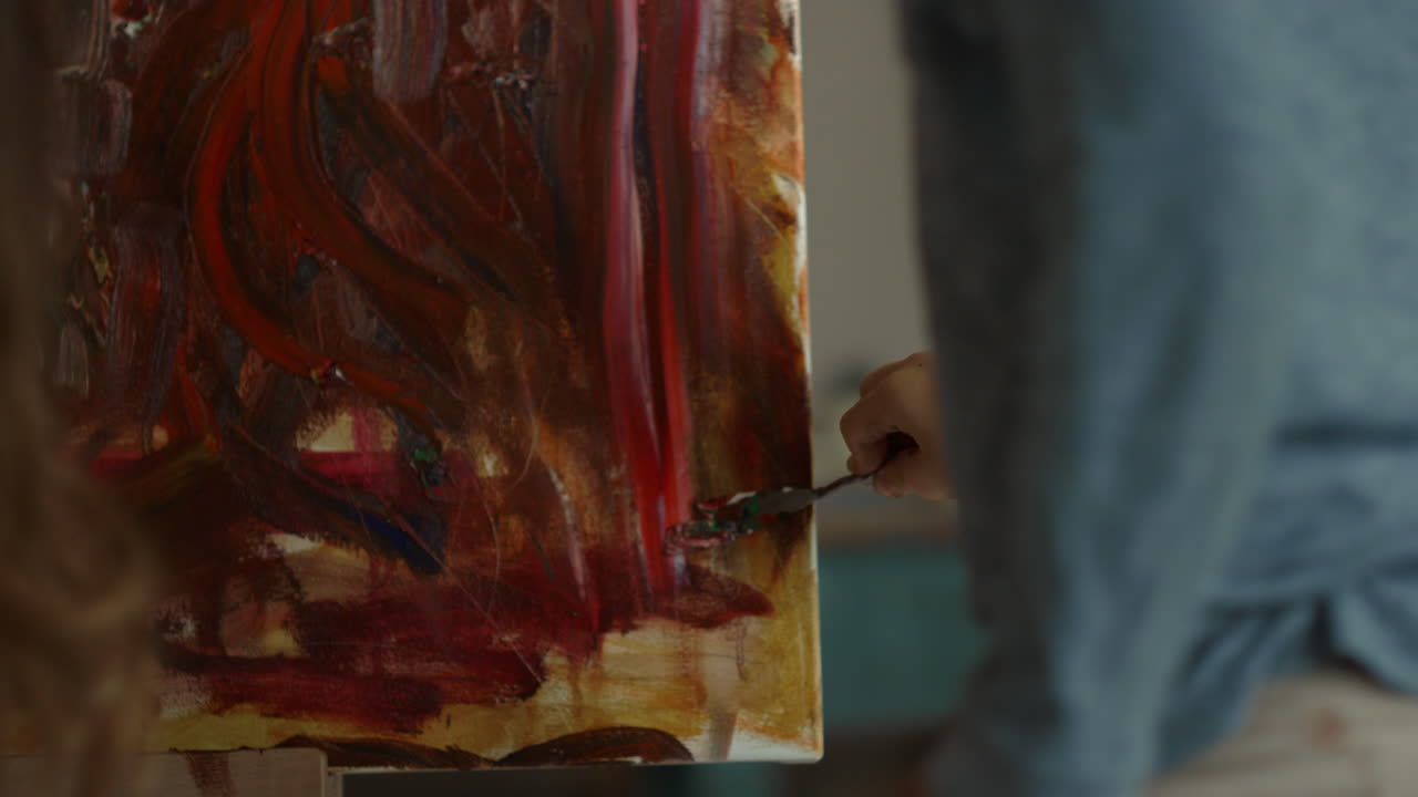 familia talentosa dibujando en el interior. chica creativa trabajando en la imagen en el taller.