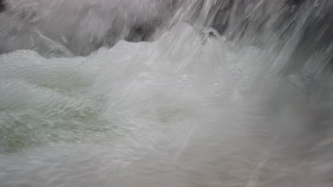 corriente de agua clara que fluye del río