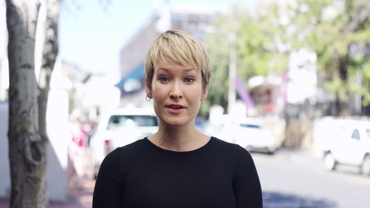 매력적인 젊은 여성이 알고 있는지 물어보는 것