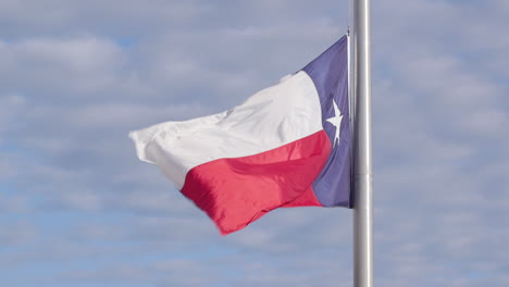 Die-Texanische-Flagge-Weht-An-Einem-Fahnenmast-In-Der-Sonne