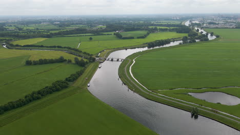 Alta-Antena-De-Paisaje-Rústico-Y-Rural-Con-Río-Y-Campo-Verde-En-Holanda