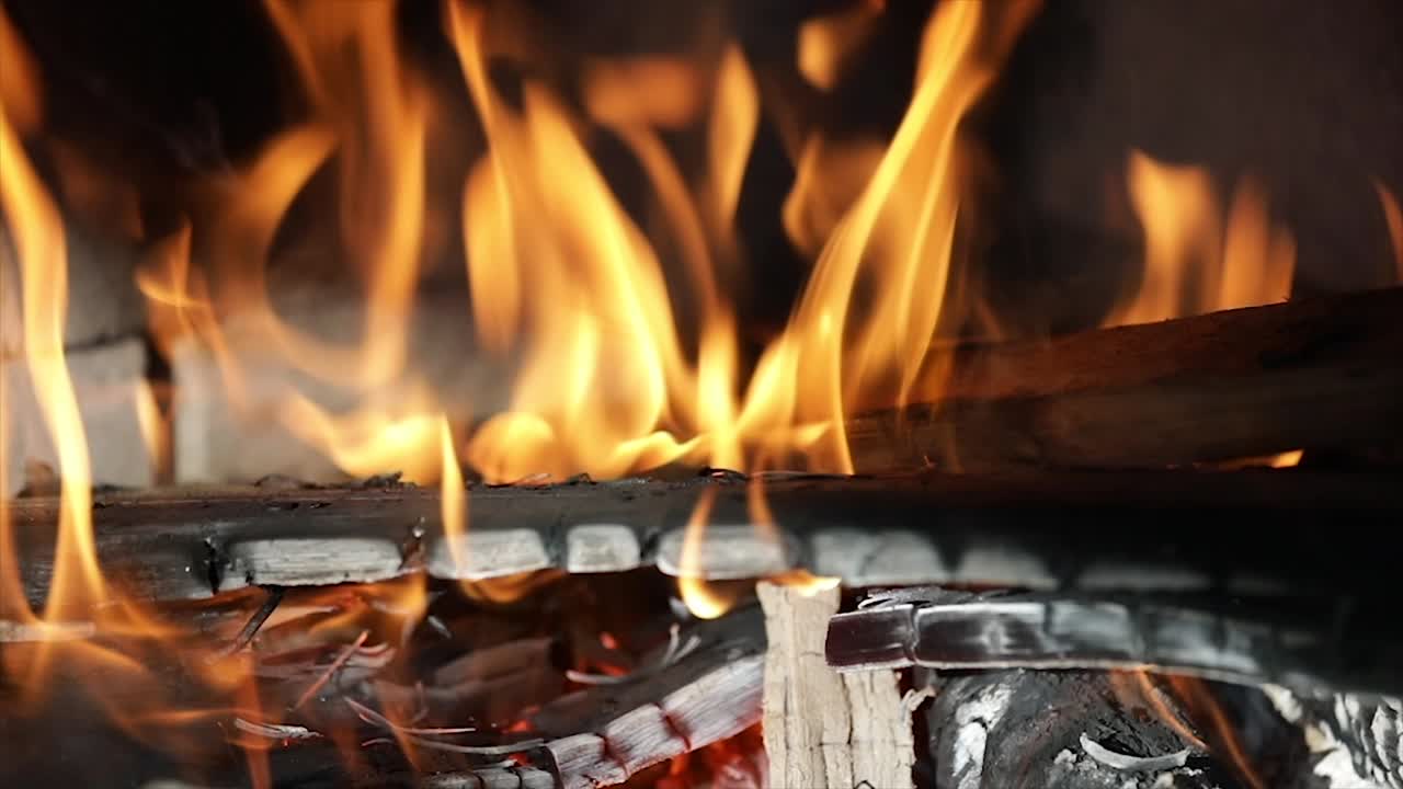 슬로우 모션으로 검은 바탕에 불꽃