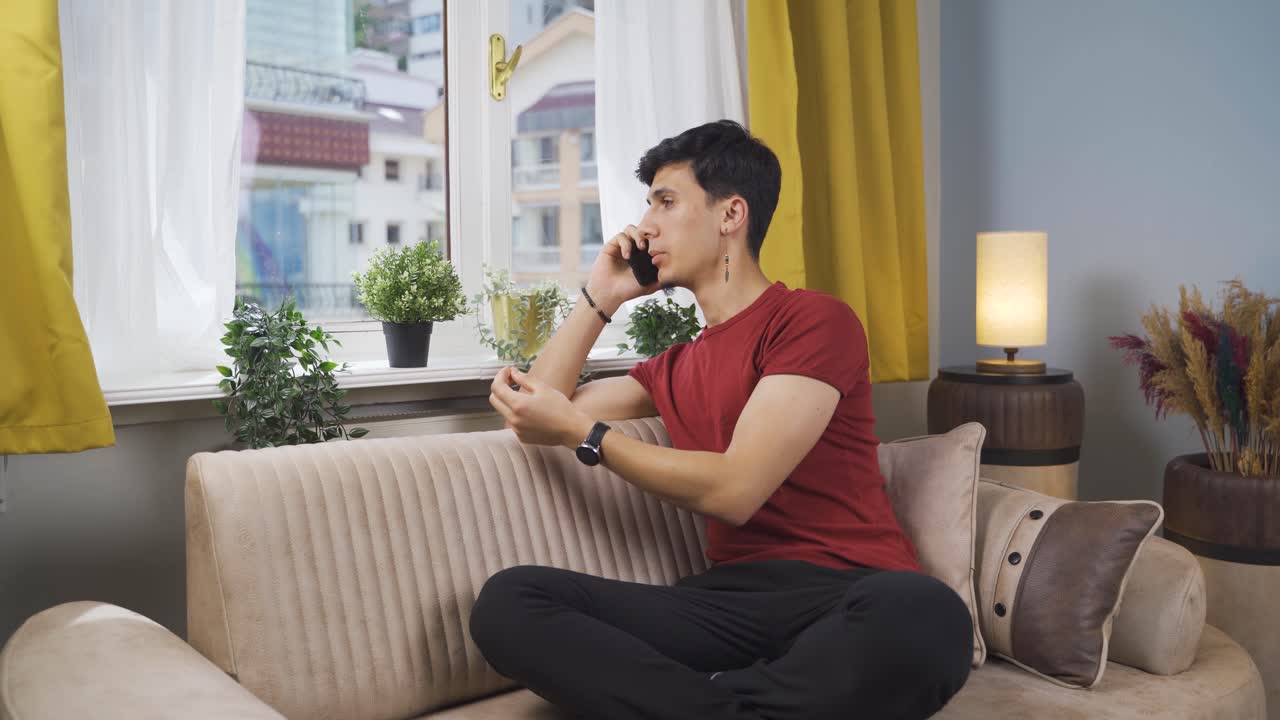 그 남자는 전화로 얘기하고, 논쟁하고 있습니다.