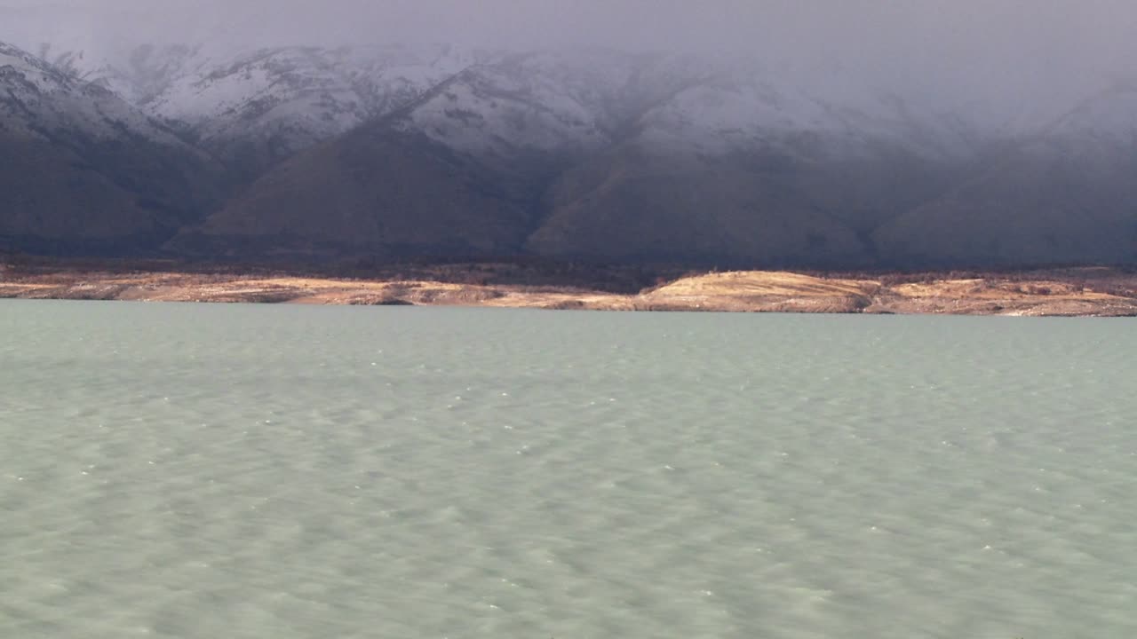 안개 낀 산 아래로 흐르는 빙하 강 1