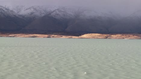 un río glacial fluye debajo de las montañas neblinosas 1