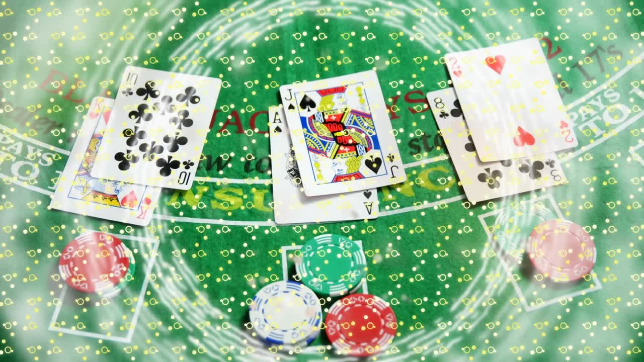 Animación de formas y círculos sobre cartas y fichas.