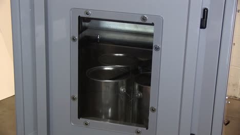 페인트 싱 기계는 페인트 캔을 흔들어 혼합합니다.