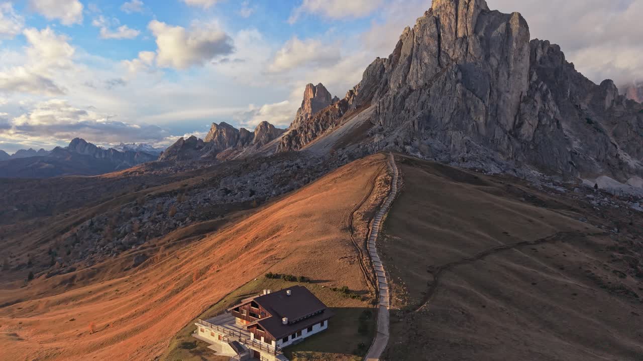 Veduta aerea di Passo Giau con baita alpina e cime autunnali, Dolomiti