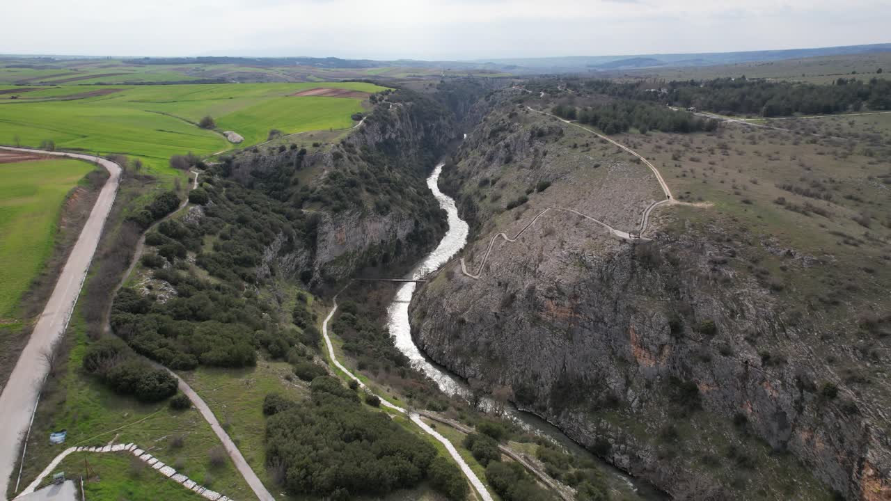 Ripresa aerea con dolly del Canyon di Aggidis nella campagna di Serres, punto di riferimento geologico in Grecia