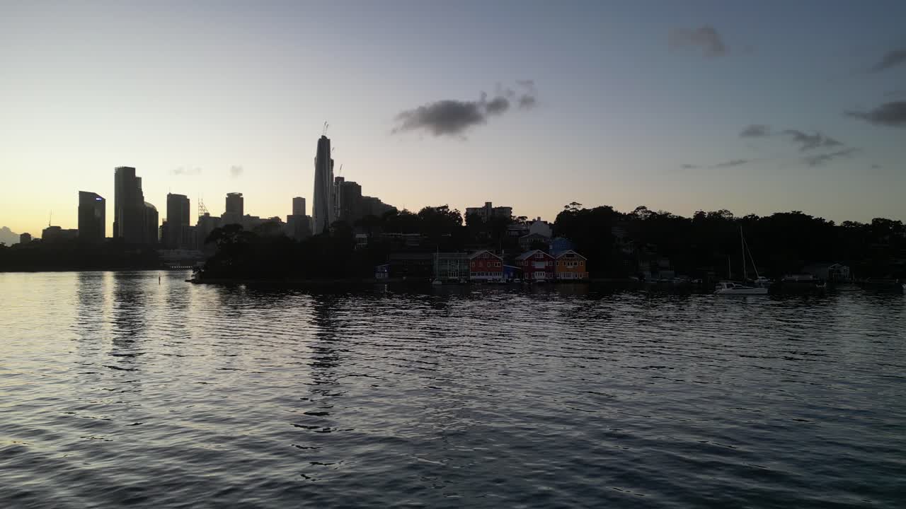 오스트레일리아 의 발메인 이스트 에 있는 워터 워크 ⁇  으로 향 하고 있다