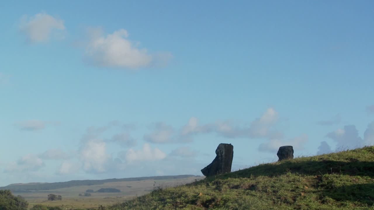 이스터 섬에 있는 거대한 돌 조각의 측면 보기