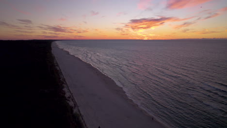 cielo dramático al atardecer sobre el mar báltico
