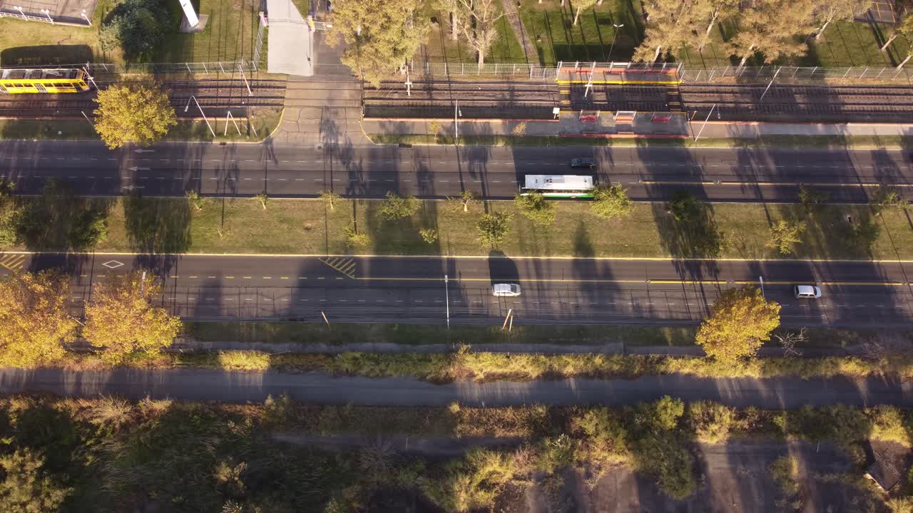 아르헨티나 부에노스아이레스 주의 고속도로를 달리는 자동차와 버스