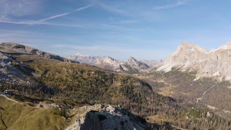 ein unglaublicher drohnenschuss zeigt italiens berühmte felsformation cinque torri an einem schönen nachmittag