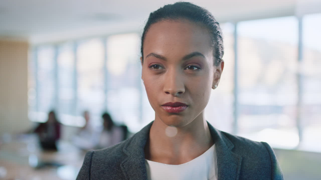 retrato mujer de negocios de raza mixta ejecutiva de aspecto serio empresaria confiada que disfruta del liderazgo orgullosa gerente en la sala de juntas de la oficina 4k