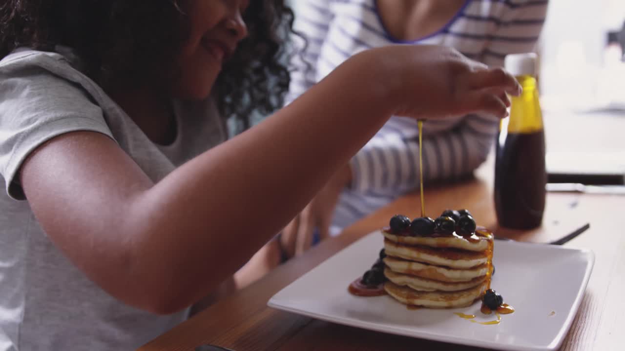 la familia pasa tiempo juntos en casa