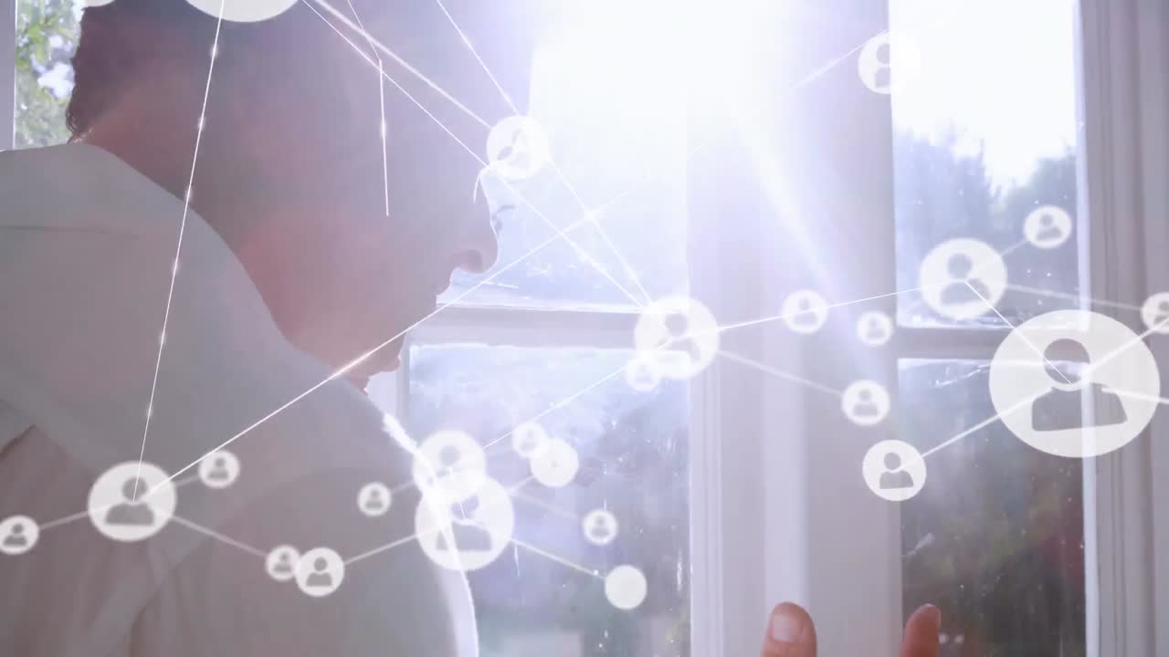 백인 남자가 창문에서 전화로 이야기하는 사람들의 네트워크 아이콘의 애니메이션