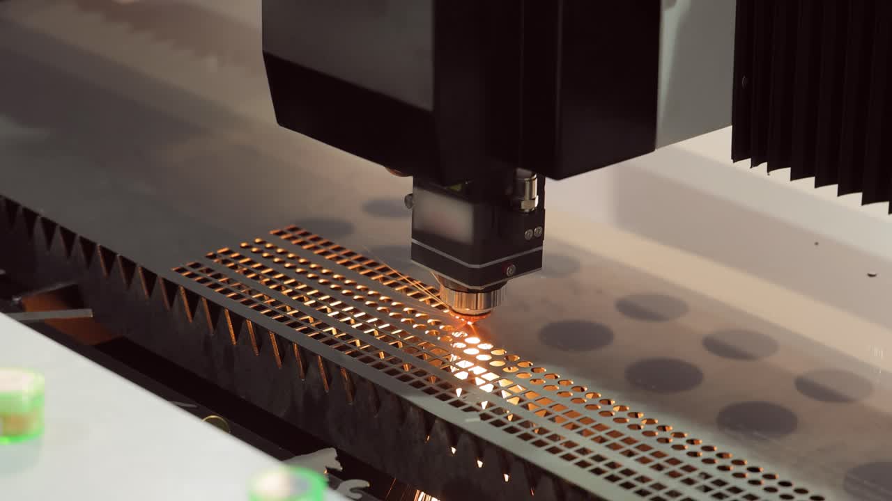 corte láser cnc de metal, tecnología industrial moderna.