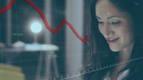 animación de gráficos y números cambiantes sobre una mujer asiática sonriente usando una tableta digital en la oficina.