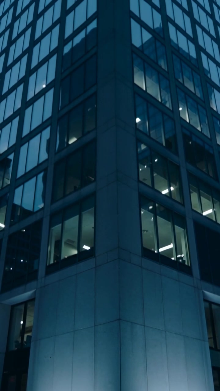 Video vertical: Figura con chaqueta subiendo escalones en la plaza de la torre después de usar el teléfono, con espacio para texto.