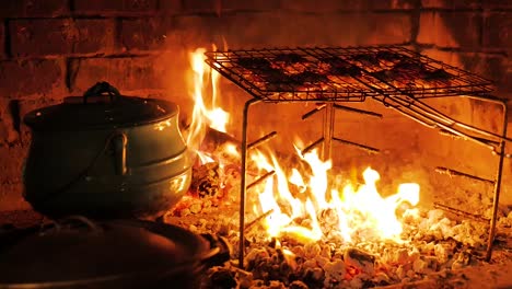 Hígados-De-Cordero-Envueltos-En-Netvet-Asados-A-Fuego-Abierto-Con-Brasas-Al-Rojo-Vivo,-Grasa-Goteando,-Tradición-Sudafricana