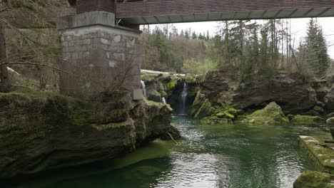 una toma cinematográfica lenta de traunfall austria con aproximación bajo el puente