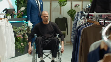 hombre en silla de ruedas comprando en una tienda de ropa