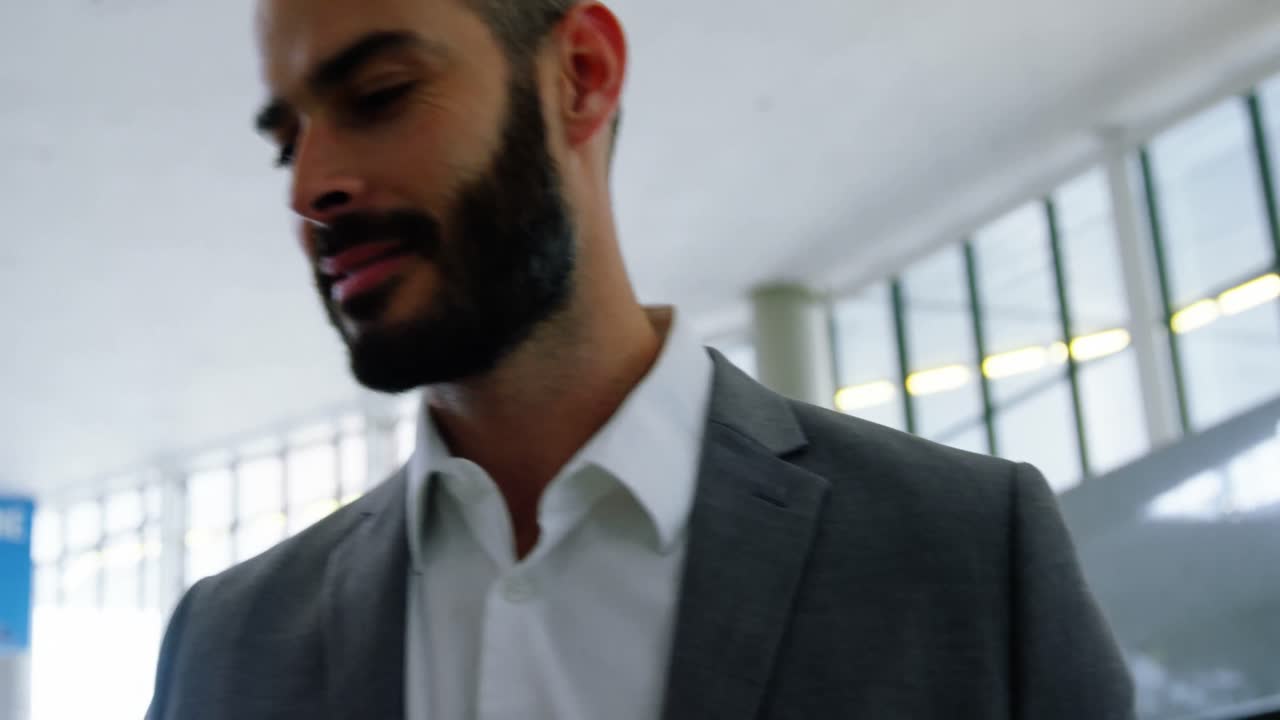 hombre de negocios esperando con anticipación