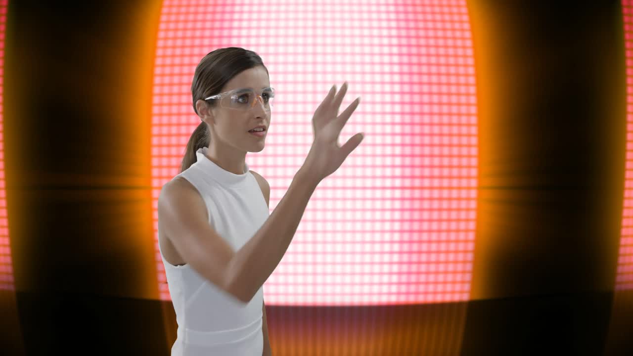 composición de una mujer con gafas de seguridad deslizando una pantalla digital 4k