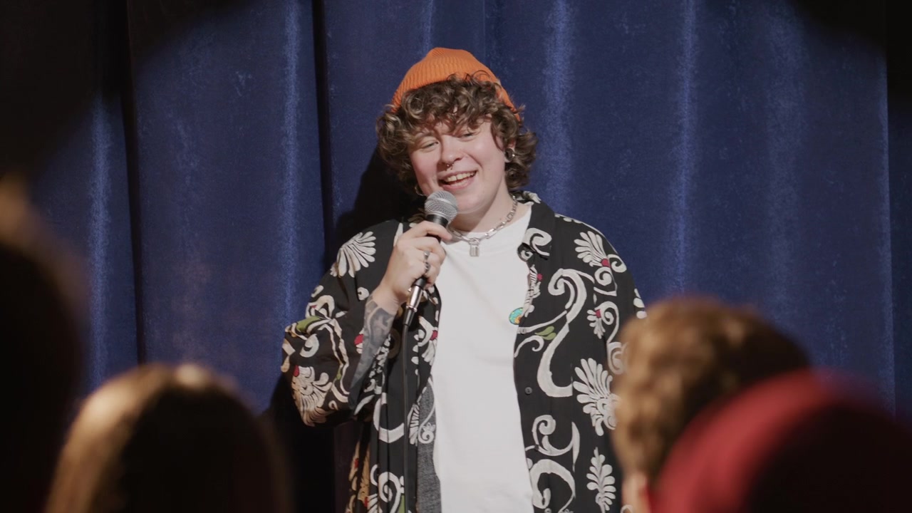 Comica stand-up che racconta una storia durante uno spettacolo dal vivo