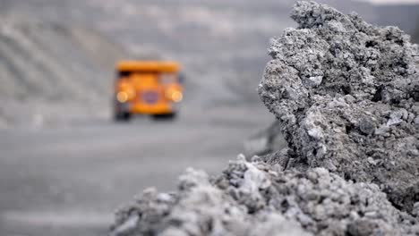 camión de minería en una mina a cielo abierto