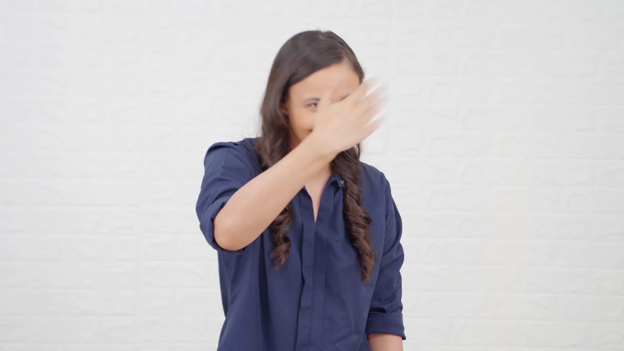 인도 소녀 는 사람 들 과 손님 들 을 초대 하고 있다