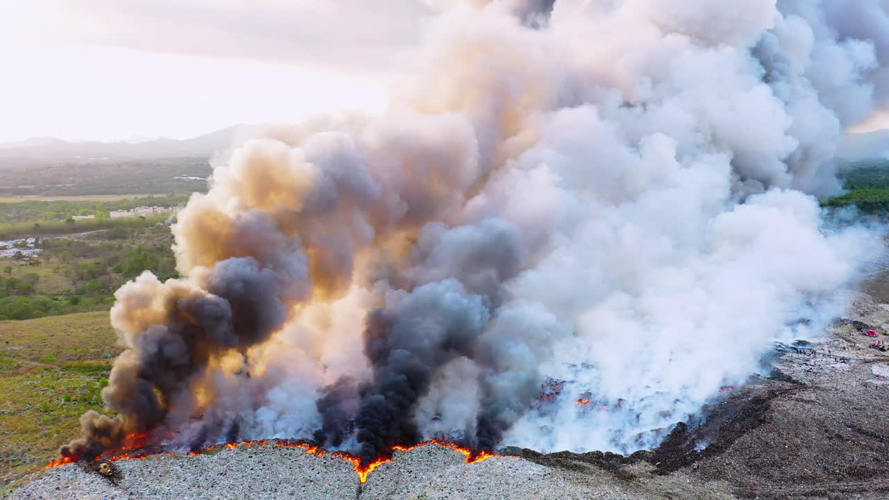 호주 뉴 사우스 웨일즈의 이 많은 날, 불타는 에서 은 연기가 아오르는 드론 촬영.
